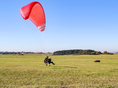 Paraglider auf dem Flugplatz in Ohrdruf / OT Crawinkel (Talsperrenregion)