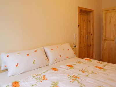 Schlafzimmer mit Doppelbett und Kleiderschrank in der Ferienwohnung Warner Friedrichroda im Thüringer Wald