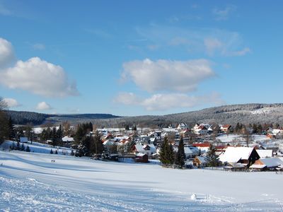 Sicht auf Finsterbergen bei Friedrichroda im Thüringer Wald (Inselsbergregion), verschneite Dächer und Häuser mit blauem Himmel