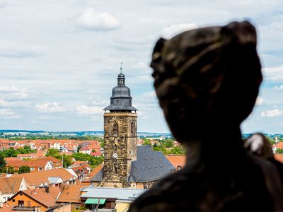 Blick von oben auf die Margarethenkirche in Gotha, im Hintergrund das Gothaer Land