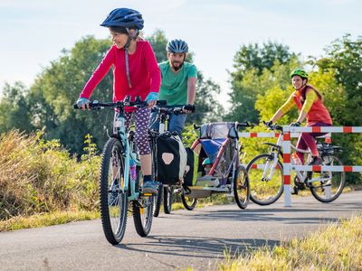 Familie unterwegs mit dem Fahrrad auf dem Nessetal-Radweg im Gothaer Land
