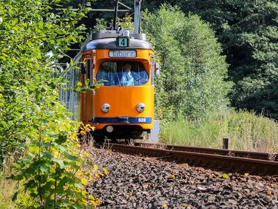 Die Thüringerwaldbahn fährt durch den Thüringer Wald in Richtung Bad Tabarz (Inselsbergregion)