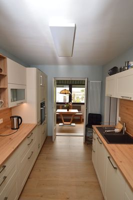 Moderne Küche mit Arbeitsfläche, Spüle und Einbaugeräten im Ferienhaus Urban