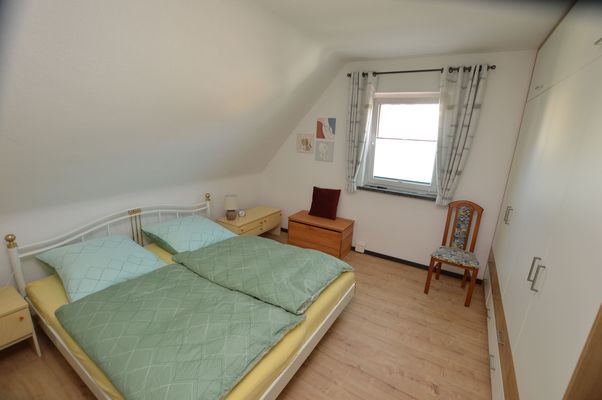 Helles Schlafzimmer mit Doppelbett und Dachschräge im Ferienhaus Urban
