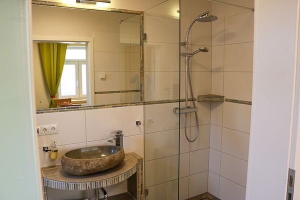 Badezimmer mit Regendusche im Gästehaus "Alte Bäckerei" in der Fahner Höhe