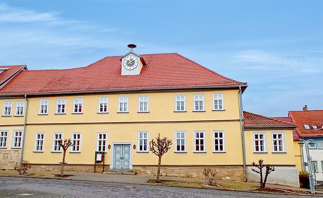Außenansicht mit gelber Hausfassade vom Quartier Goldener Löwe in Wechmer / Thüringer Burgenland Drei Gleichen