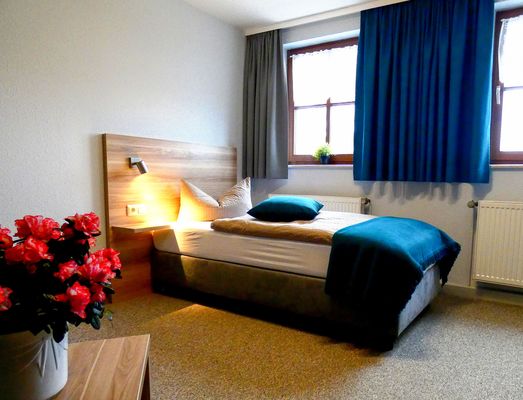 Modernes Einzelzimmer in der Schlossgartenpassage – Pension „Schlossblick“ in Ohrdruf im UNESCO Global Geopark Thüringen Inselsberg – Drei Gleichen