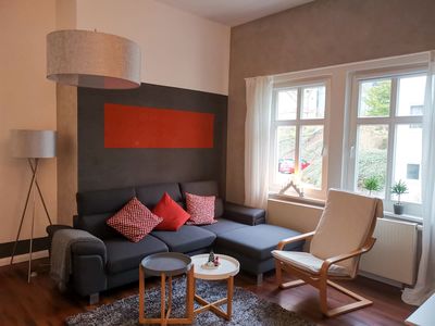 Modernes Wohnzimmer mit Sessel und Couch in der Villa am Kurpark in Friedrichroda (Thüringer Wald / Inselsbergregion)