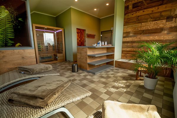 Spa-Bereich mit Liegen Hotel Erfurt-Apfelstädt in Apfelstädt (Thüringer Burgenland Drei Gleichen) bei Nacht.