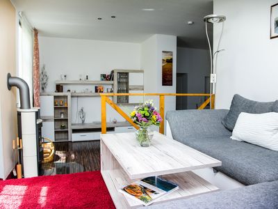 Wohnzimmer mit Kamin der Ferienwohnung 