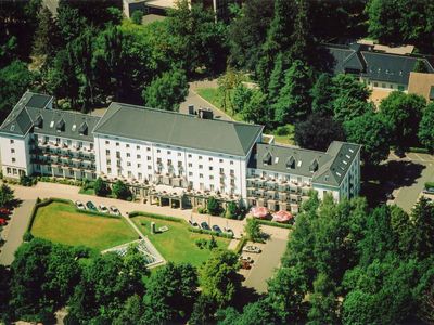 Außenansicht von oben vom H+ Hotel & SPA Friedrichroda (Inselsbergregion) im Thüringer Wald