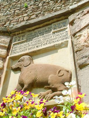 Tafel aus Sandstein am Hundegrab in Winterstein in der Inselsbergregion im Thüringer Wald