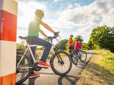Familie mit dem Fahrrad unterwegs auf dem Nessetalradweg im Landkreis Gotha (Region Gotha und Gothaer Land)