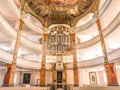 Innenansicht des runden Kirchenbaus in der Stadtkirche 