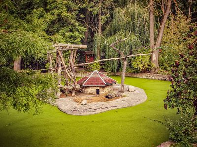 Tierpark in Gotha mit Teich und kleiner Hütten mittendrin