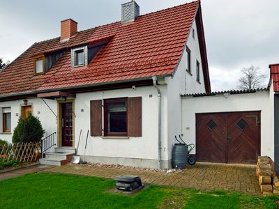 Vorderansicht des Ferienhauses Urban mit Garten, Einfahrt und Garage