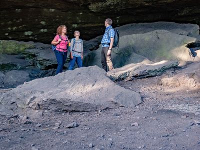 Wanderer im Hülloch in Tambach-Dietharz. Die Höhle ist Teil des UNESCO Global Geopark Thüringen Inselsberg – Drei Gleichen