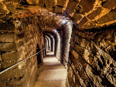 Treppe hinunter in die bleuchteten Kasematten von Schloss Friedenstein in Gotha (Region Gotha & Gothaer Land)