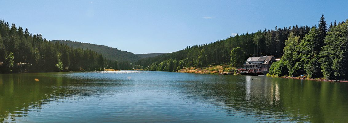 Die Lütschetalsperre in der Talsperrenregion bei Ohrdruf im Sommer