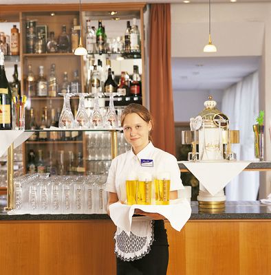 Kellnerin mit Bier vor der Bar des Morada Hotel Gothaer Hof *** Superior  in Gotha in Thüringen