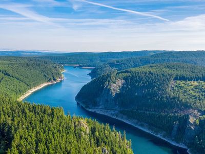 Der Blick von oben: die Schmalwassertalsperre in der Talsperrenregion in Tambach-Dietharz