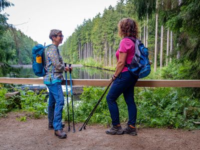 Zwei Freundinnen unterwegs auf der Rundwanderung um die 