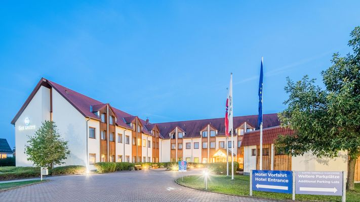 Best Western Hotel Erfurt-Apfelstädt in Apfelstädt (Thüringer Burgenland Drei Gleichen) bei Nacht.