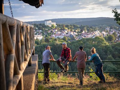 Blockhütte auf dem Hainfelsen mit Blick auf Finsterbergen (Inselsbergregion)