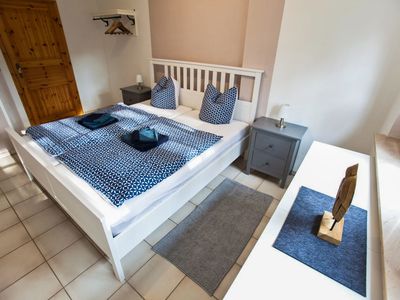Doppelbett mit Nachtischen und Kommode im Schlafzimmer der Ferienwohnung am Schwimmbachtal in Georgenthal im Thüringer Wald (Talsperrenregion)