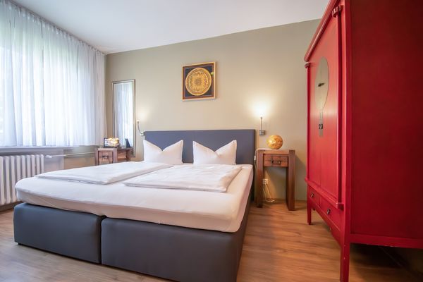 Doppelzimmer  im Hotel Wandersleben mit Doppelbett; Thüringen UNESCO Global Geopark Inselsberg Drei Gleichen