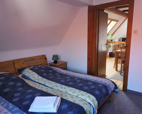 Doppelbett im Schlafzimmer der Fewo in der Pension "Maria Am Schlosspark" in Gotha / Pension "Maria Am Schlosspark"