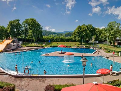 Drohnenaufnahme vom Schwimmbad Gleis3Eck mit badenden Menschen, in Waltershausen (Talsperrenregion)