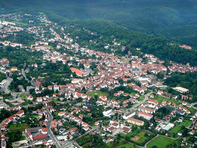 Drohnenaufnahme von Waltershausen im Thüringer Wald in der Inselsbergregion im UNESCO Global Geopark Thüringen Inselsberg – Drei Gleichen