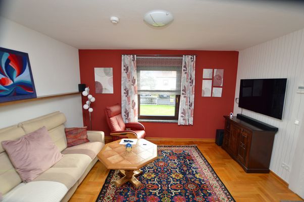 Wohnzimmer mit Sofa, Sessel und Couchtisch im Ferienhaus Urban
