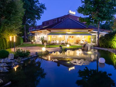 hotel-am-tierpark-außenansicht-bei nachtanbruch
