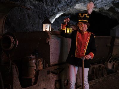 Eine Mitarbeiterin der Marienglashöhle (Thüringer Wald, Inselsbergregion) in der typischen Bergmannskluft