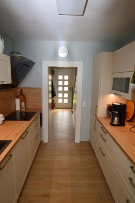Moderne Küche mit Arbeitsfläche, Spüle und Einbaugeräten im Ferienhaus Urban