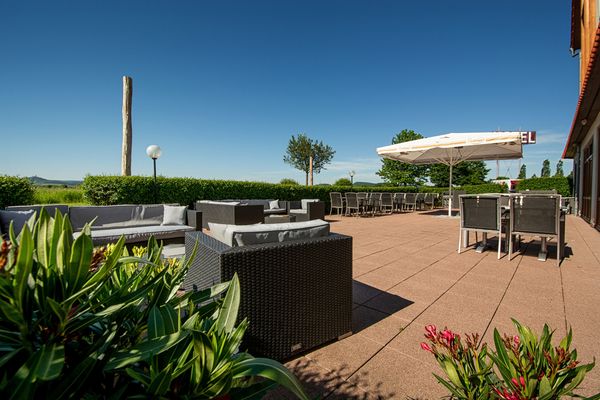 Sonnenterrasse des Hotel Erfurt-Apfelstädt in Apfelstädt (Thüringer Burgenland Drei Gleichen) bei Nacht.