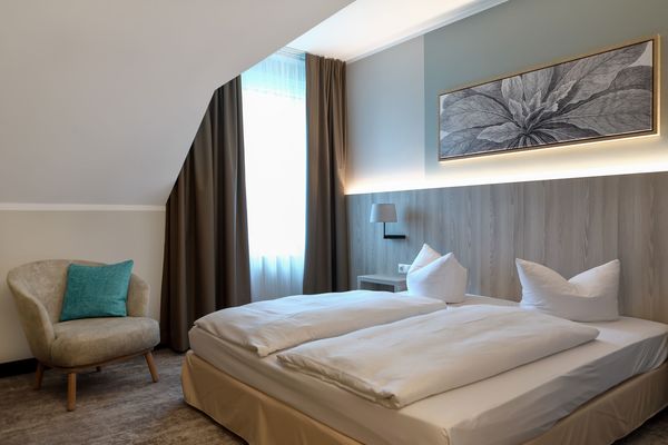 Doppelbett im Superior Zimmer im Best Western Hotel Erfurt-Apfelstädt in Apfelstädt (Thüringer Burgenland Drei Gleichen).