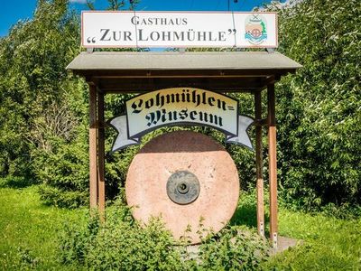 Eingangsschild des Lohmühlenmuseums in Georgenthal (Talsperrenregion)