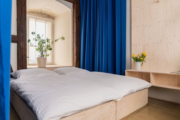 Ein Doppelbett in der Lutherkirche (Herbergskirche) in Tambach-Dietharz in der Talsperrenregion im Thüringer Wald