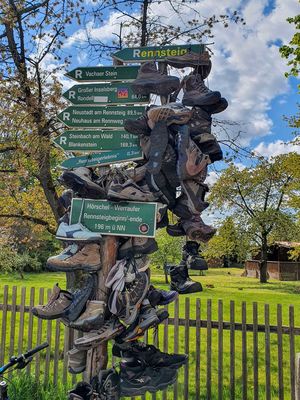 Wanderschilder mit Wanderschuhen in Hörschel (Beginn Rennsteig) im Thüringer Wald (UNESCO Global Geopark Thüringen Drei Gleichen – Inselsberg)