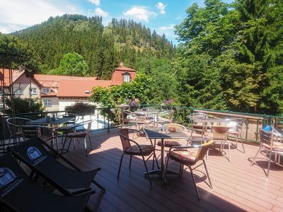 Die bestuhlte Terrasse von der Pension Café Waldschlösschen mit Blick auf den Thüringer Wald in Friedrichroda