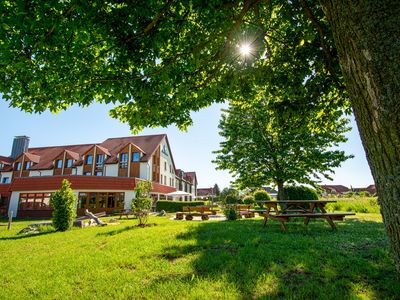 Außenansicht des Best Western Hotel Erfurt-Apfelstädt in Apfelstädt (Thüringer Burgenland Drei Gleichen)