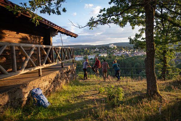 Die Blockhütte auf dem Hainfelsen in Finsterbergen im Sonnenuntergang (Inselsbergregion)