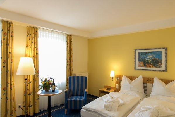 Ein Doppelzimmer mit Bett im + Hotel & SPA Friedrichroda (Inselsbergregion) im Thüringer Wald