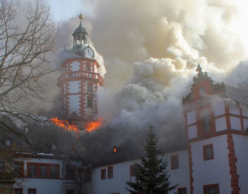 Das Schloss Ehrenstein in Ohrdruf (Talsperrenregion) während dem verheerenden Brand