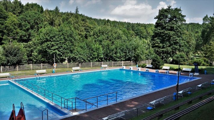 Schwimmbecken mitten im Wald in Schönau vor dem Walde / OT Georgenthal in der Talsperrenregion (UNESCO Global Geopark Thüringen Inselsberg – Drei Gleichen)
