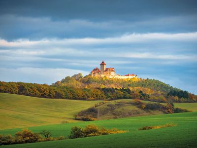 Die Veste Wachsenburg im Herbstlicht mit roten Dächern im UNESCO Global Geopark Thüringen Inselsberg – Drei Gleichen, liegt im Thüringer Burgenland Drei Gleichen