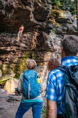 Wanderer und Kletterer im Hülloch in Tambach-Dietharz. Die Höhle ist Teil des UNESCO Global Geopark Thüringen Inselsberg – Drei Gleichen